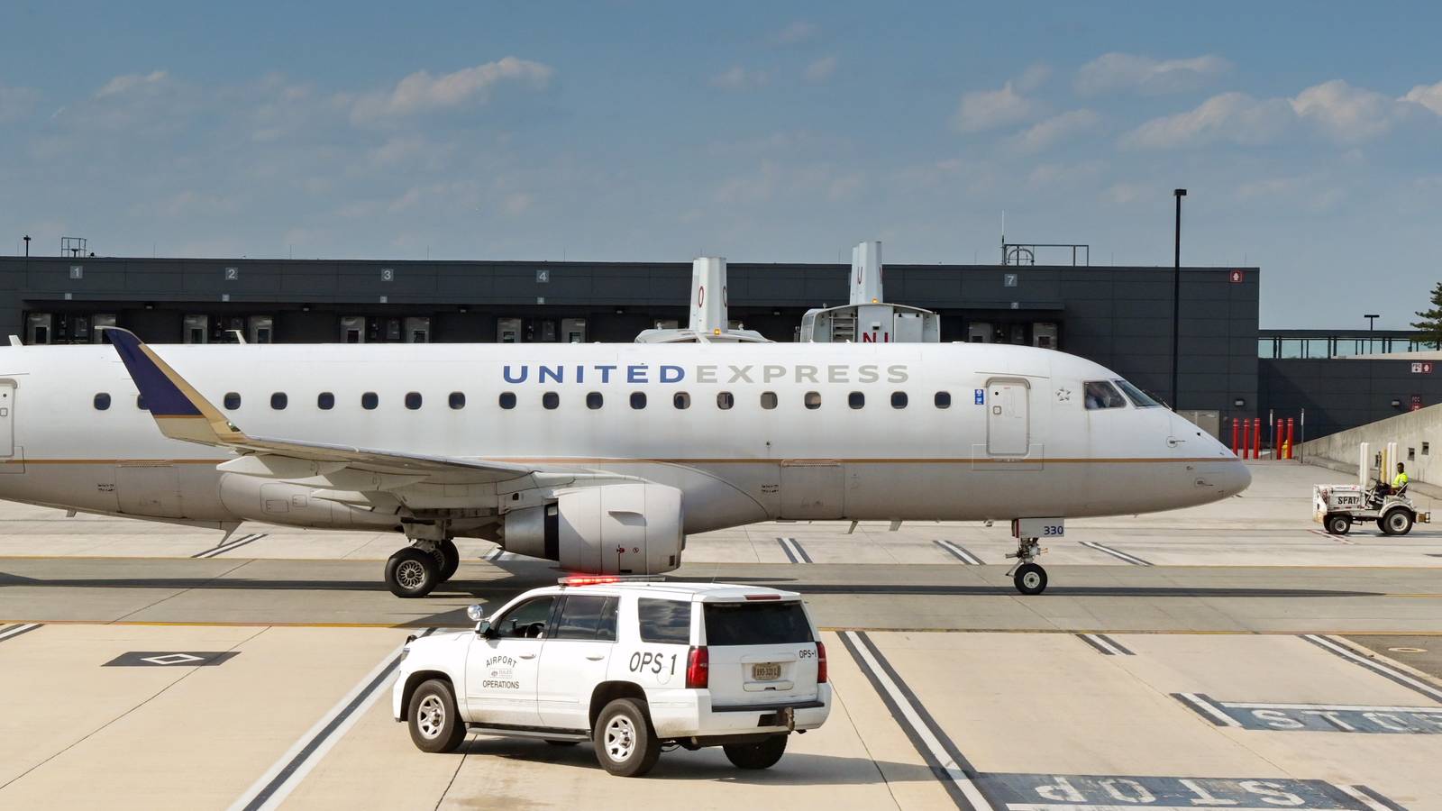 E175 Vhf Rear United Express Embraer E175 Grounded After Engine Issues Prompt ...