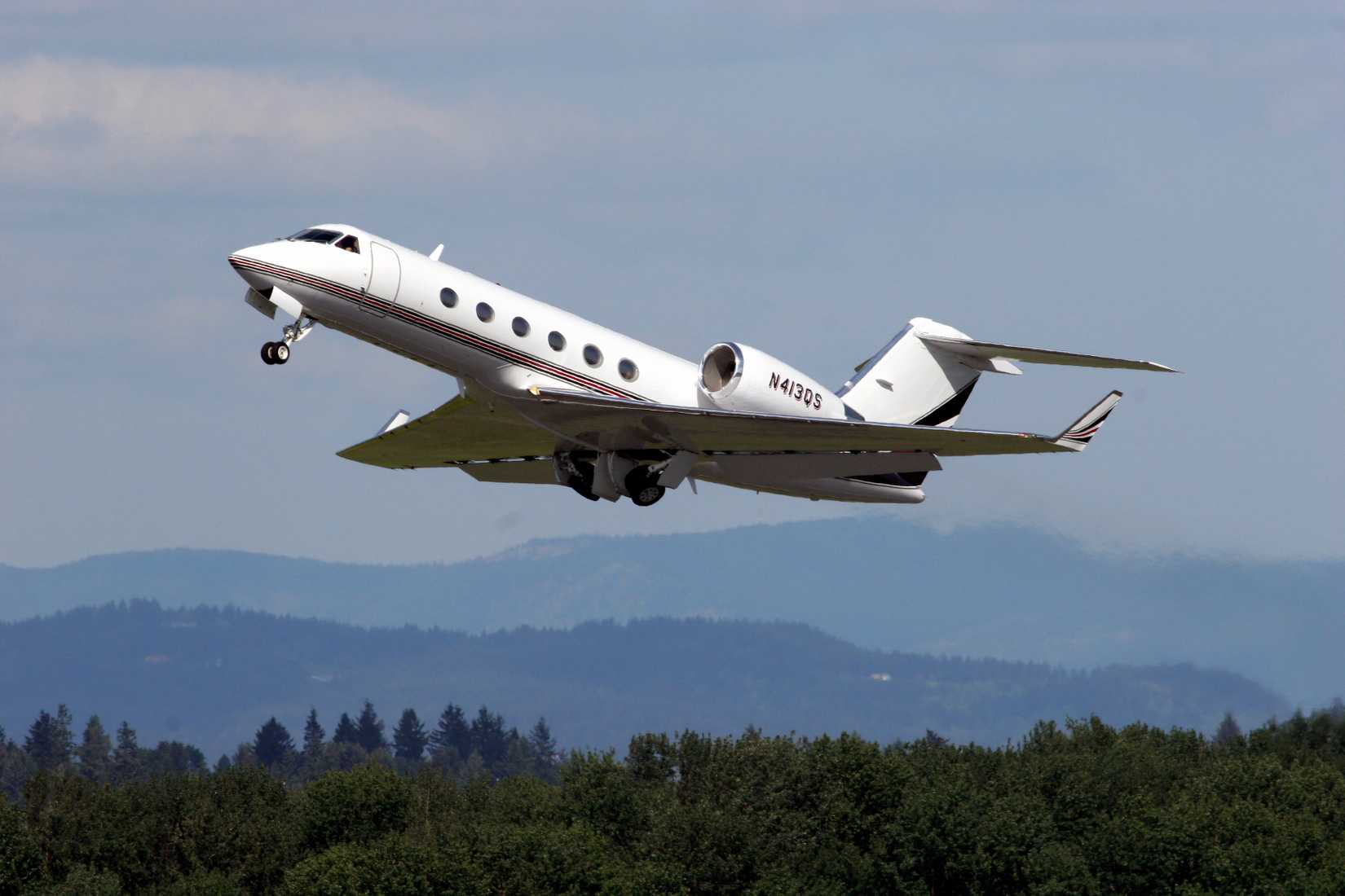 How Much Does It Cost To Fly A Private Jet From New York To Paris?
