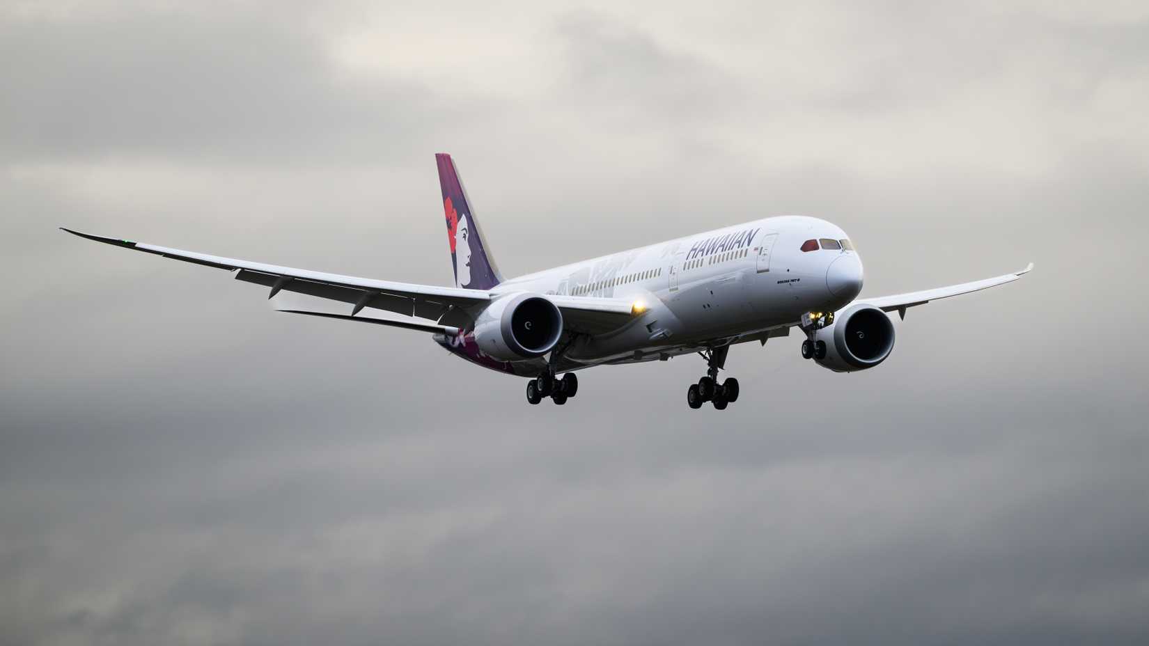 Hawaiian Airlines Boeing 787-9 landing
