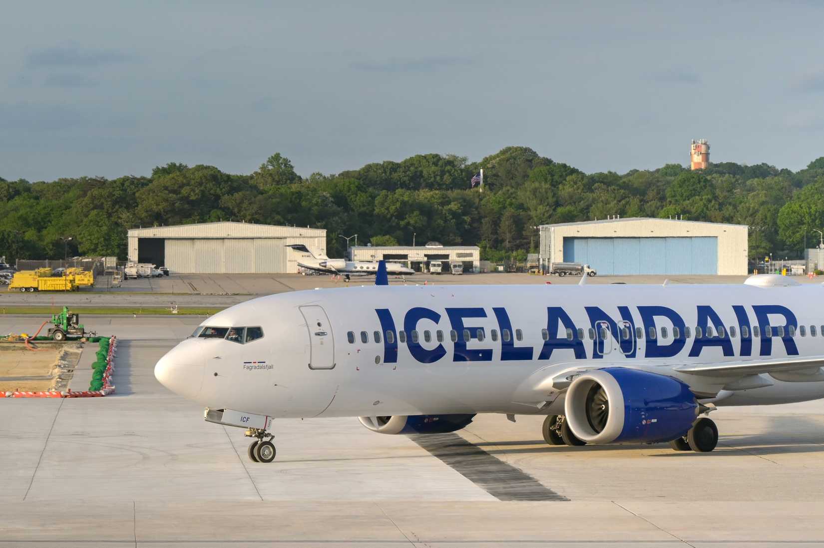 Icelandair Boeing 737 MAX arriving at BWI shutterstock_2462809471
