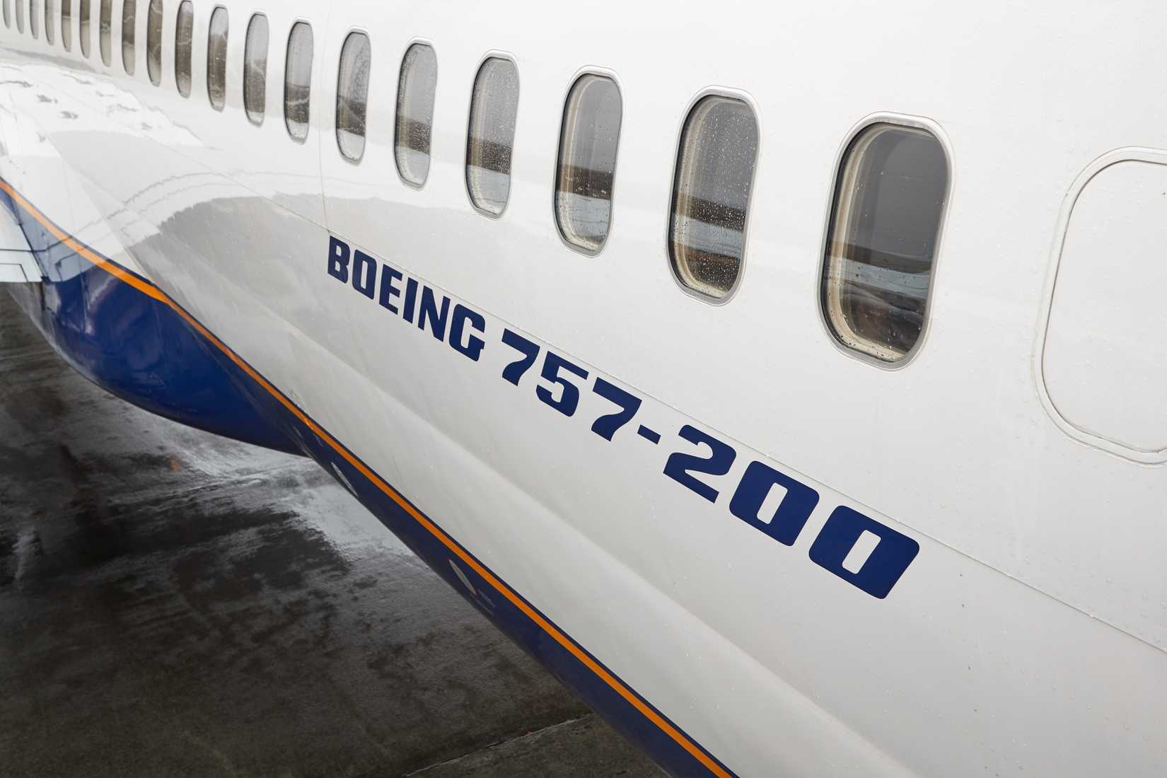 Icelandair Boeing 757-200 livery close up