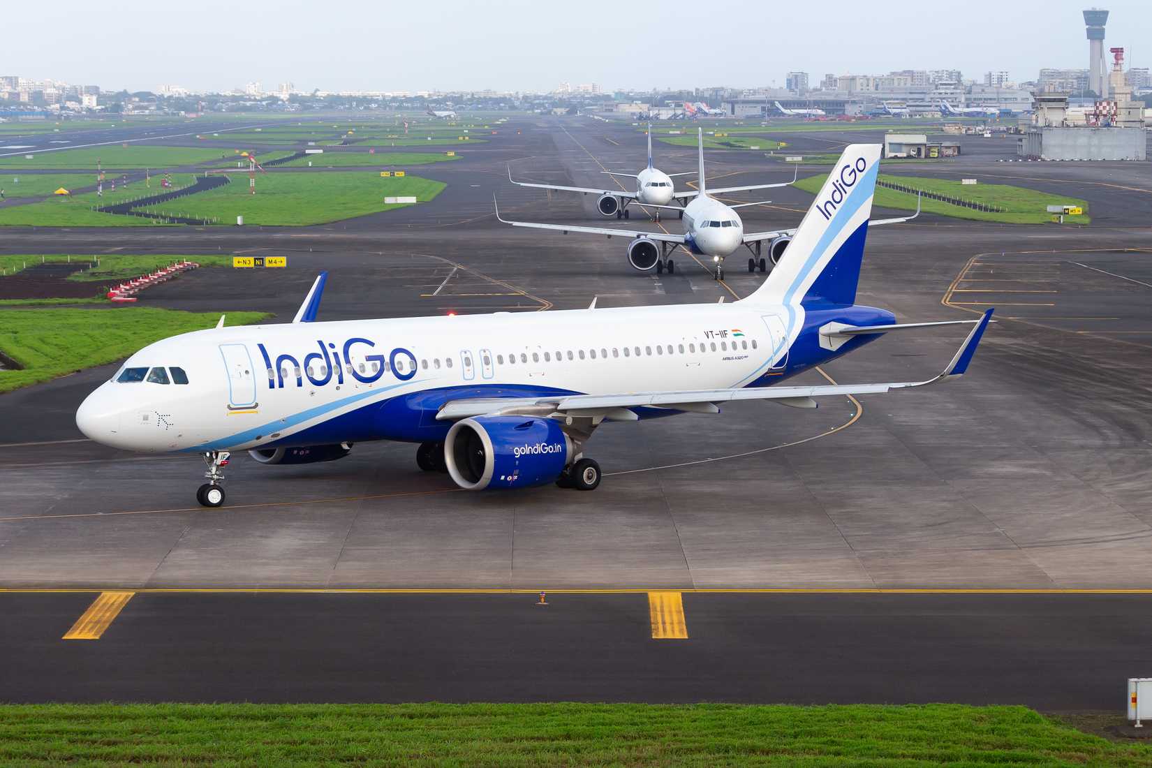 IndiGo Airbus A320neo taxiing at BOM 