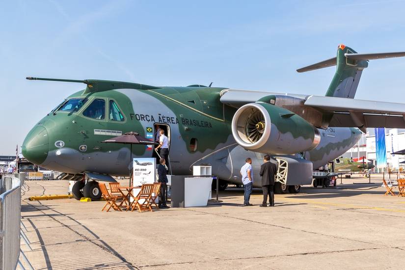 Aeronave de transporte militar multimissão Embraer C-390 Millennium