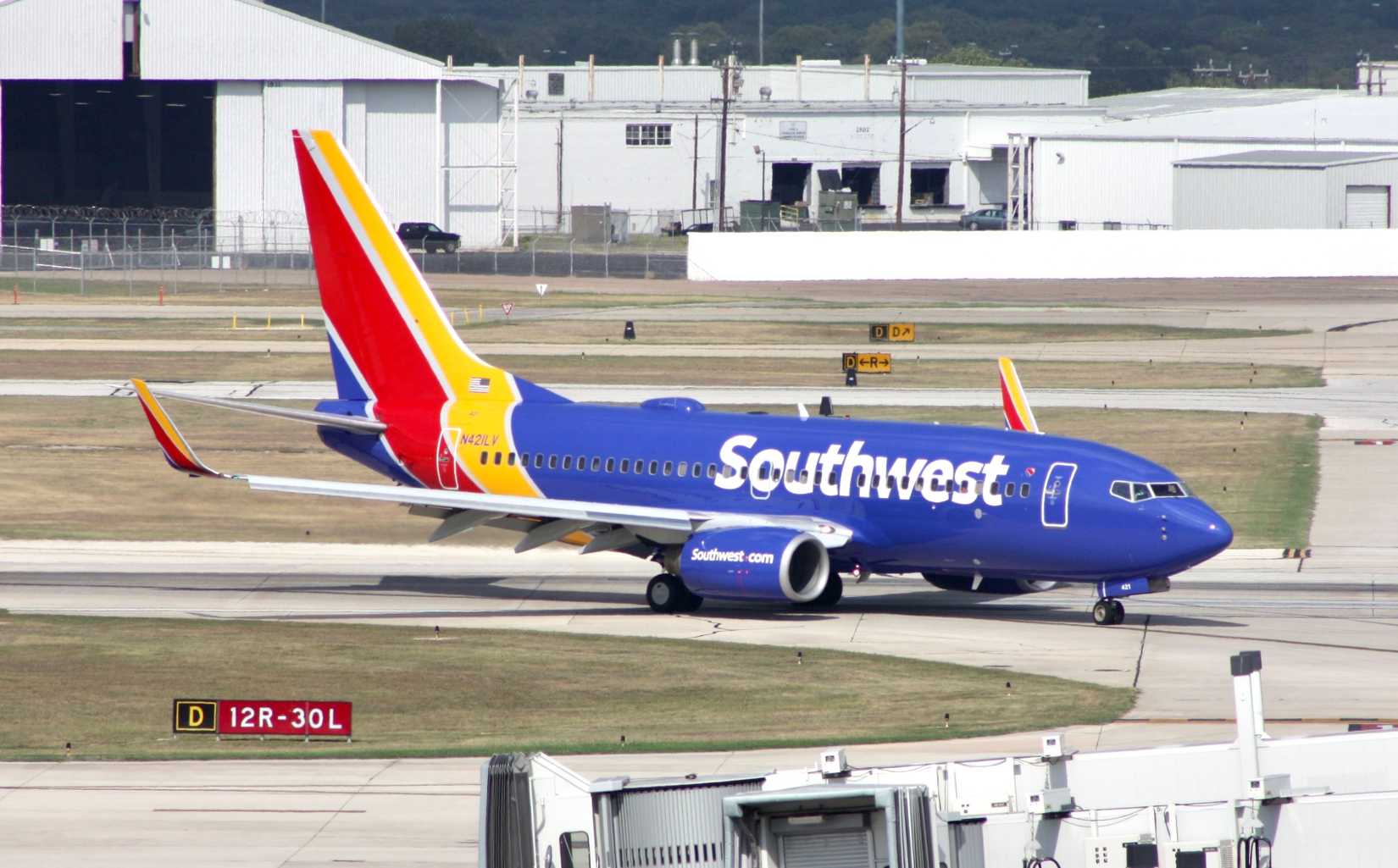 Southwest Airlines Boeing 737-700 taxiing at SAT