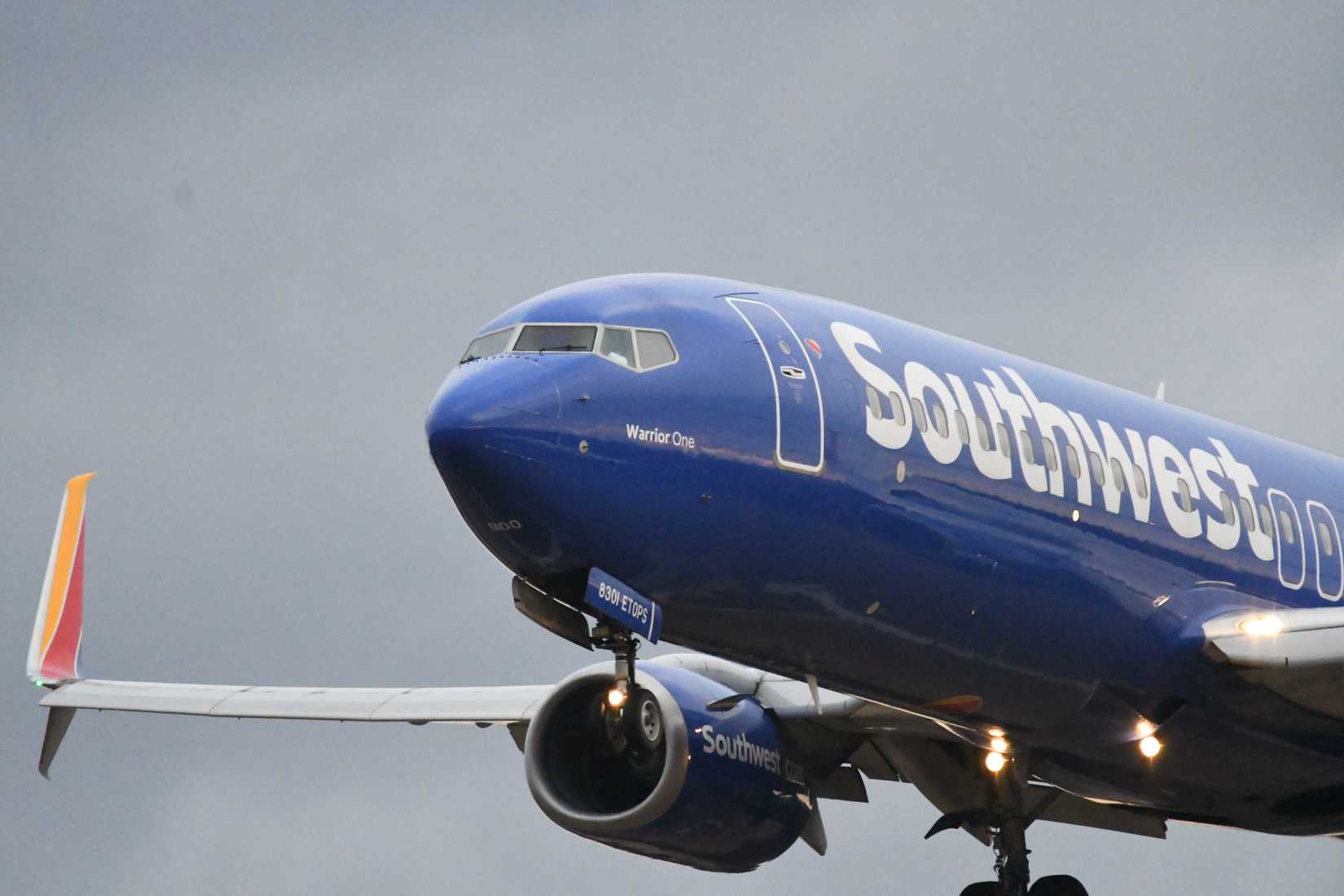 Southwest Airlines Boeing 737-800 landing 