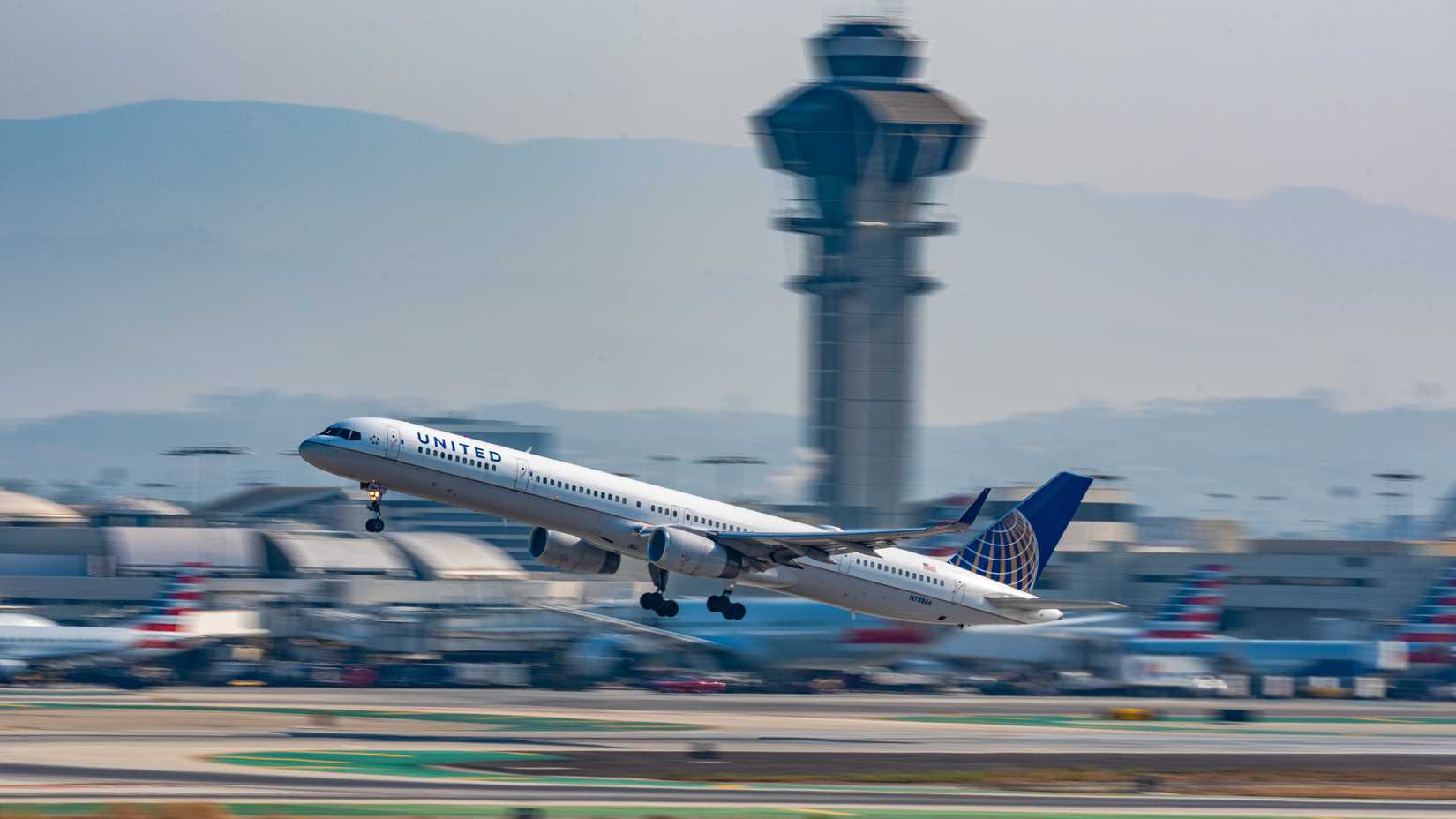 United 757 departing for Chicago, 2018.