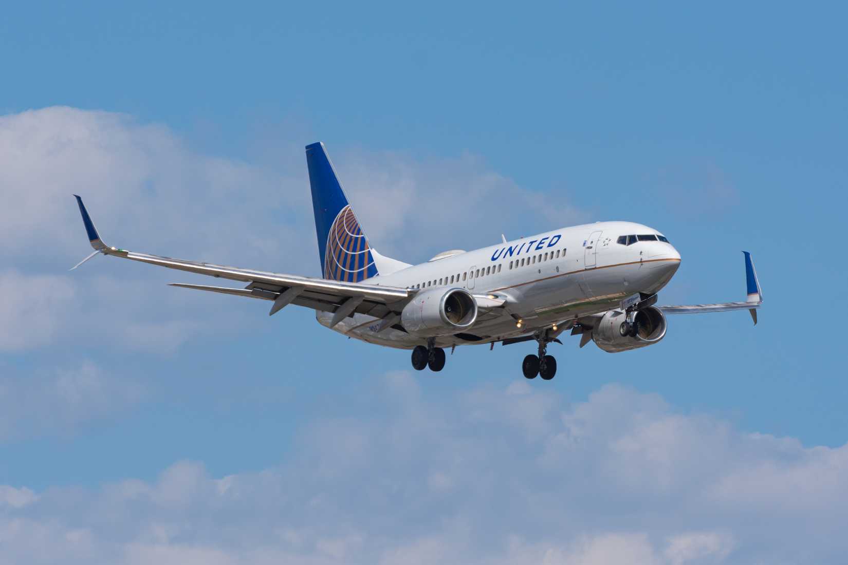 United Airlines Boeing 737-700 is making its descent for landing at Toronto International Airport (YYZ)