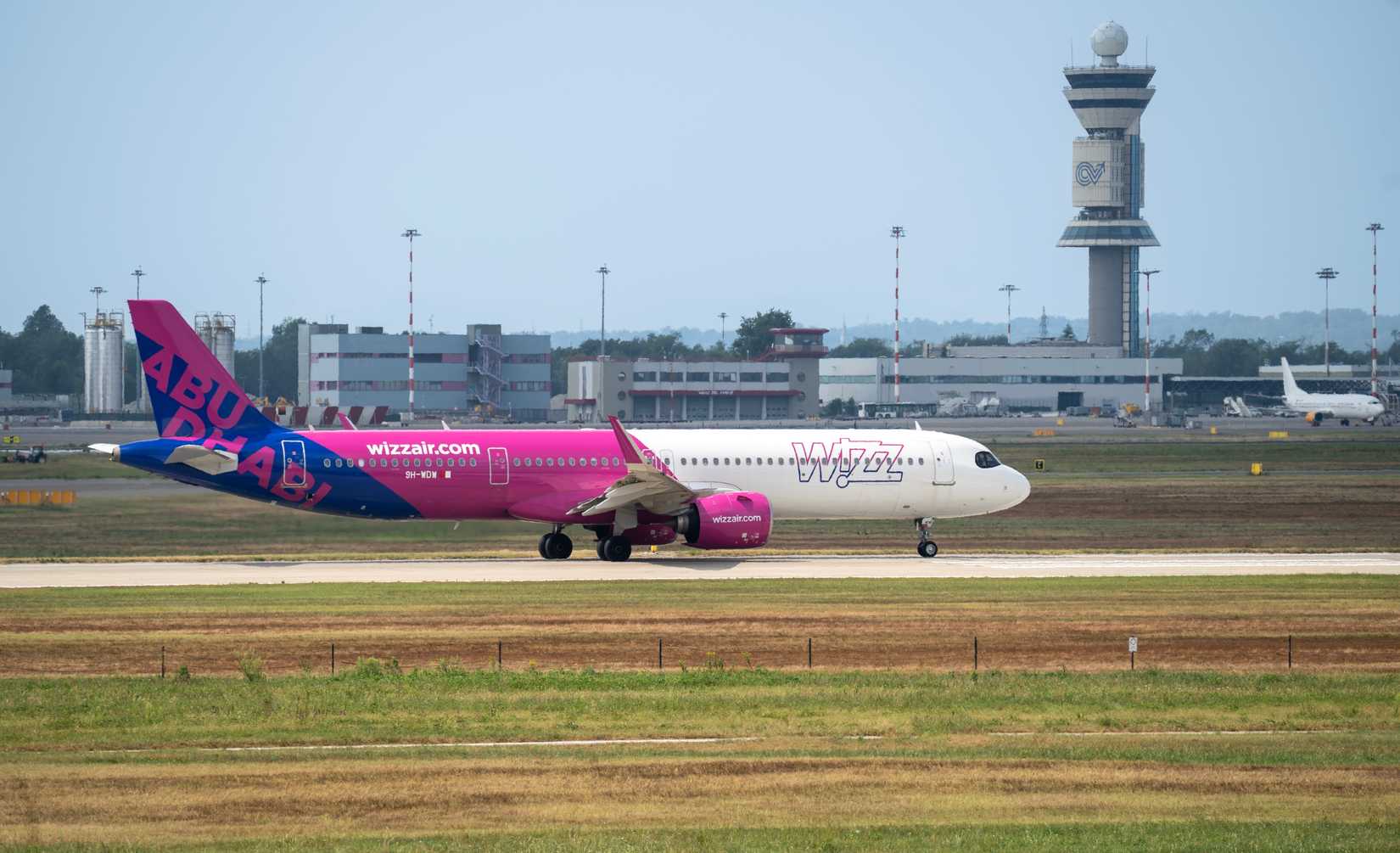Wizz Air Abu Dhabi Airbus A321neo landing at MXP 