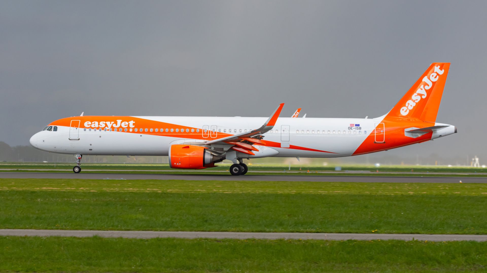 This Airline Is Reportedly Paying Staff A Bonus To Spot Oversized Bags