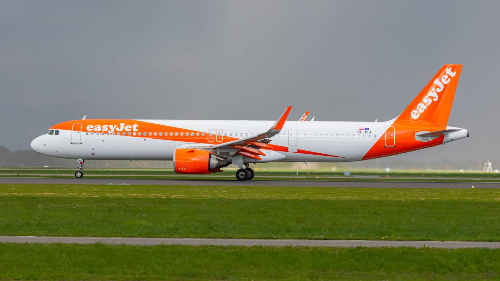 This Airline Is Reportedly Paying Staff A Bonus To Spot Oversized Bags