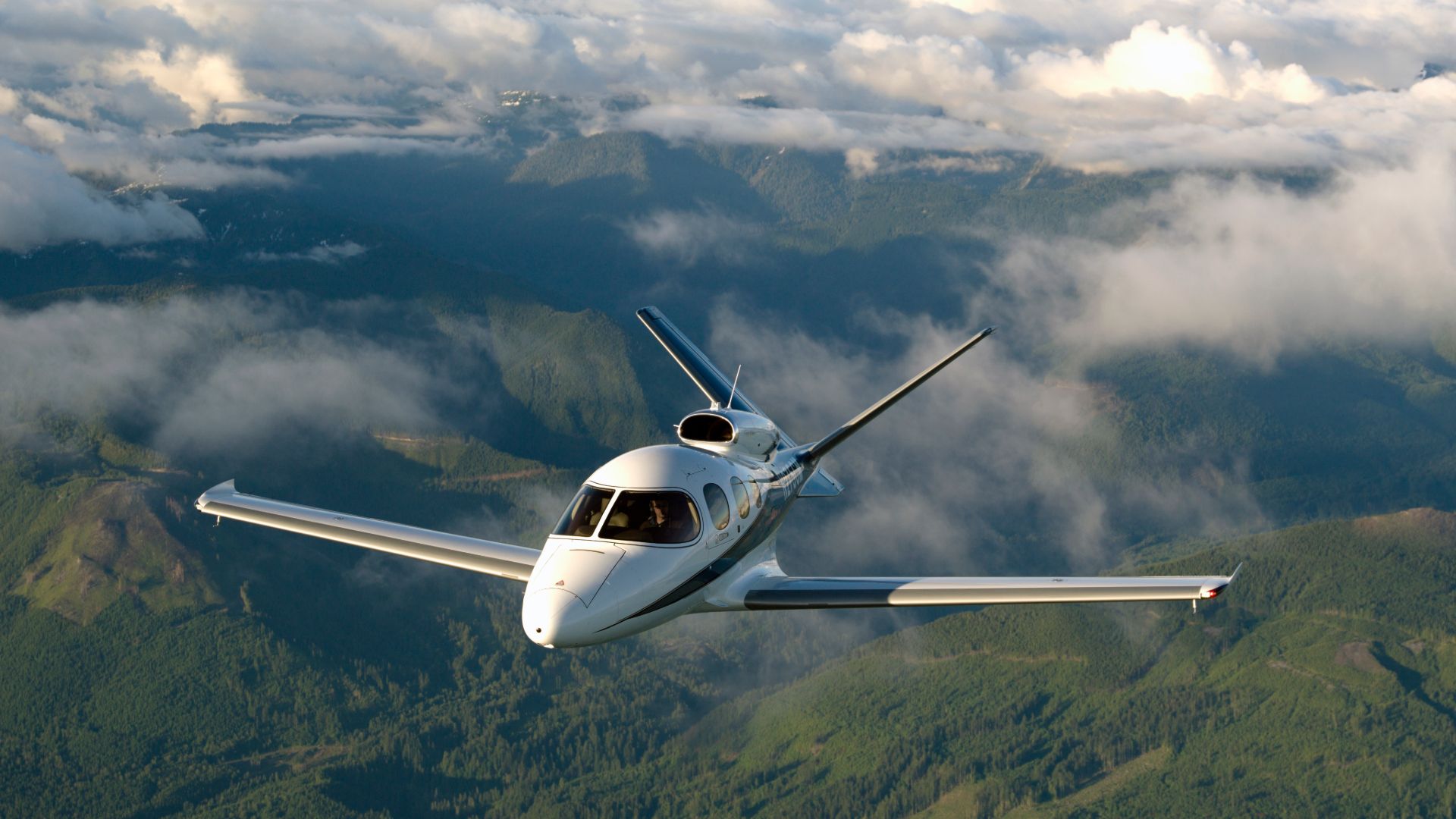 Cirrus Aircraft Ends Oshkosh Collaboration With Content Creator Because They Weren’t Wearing A Bra