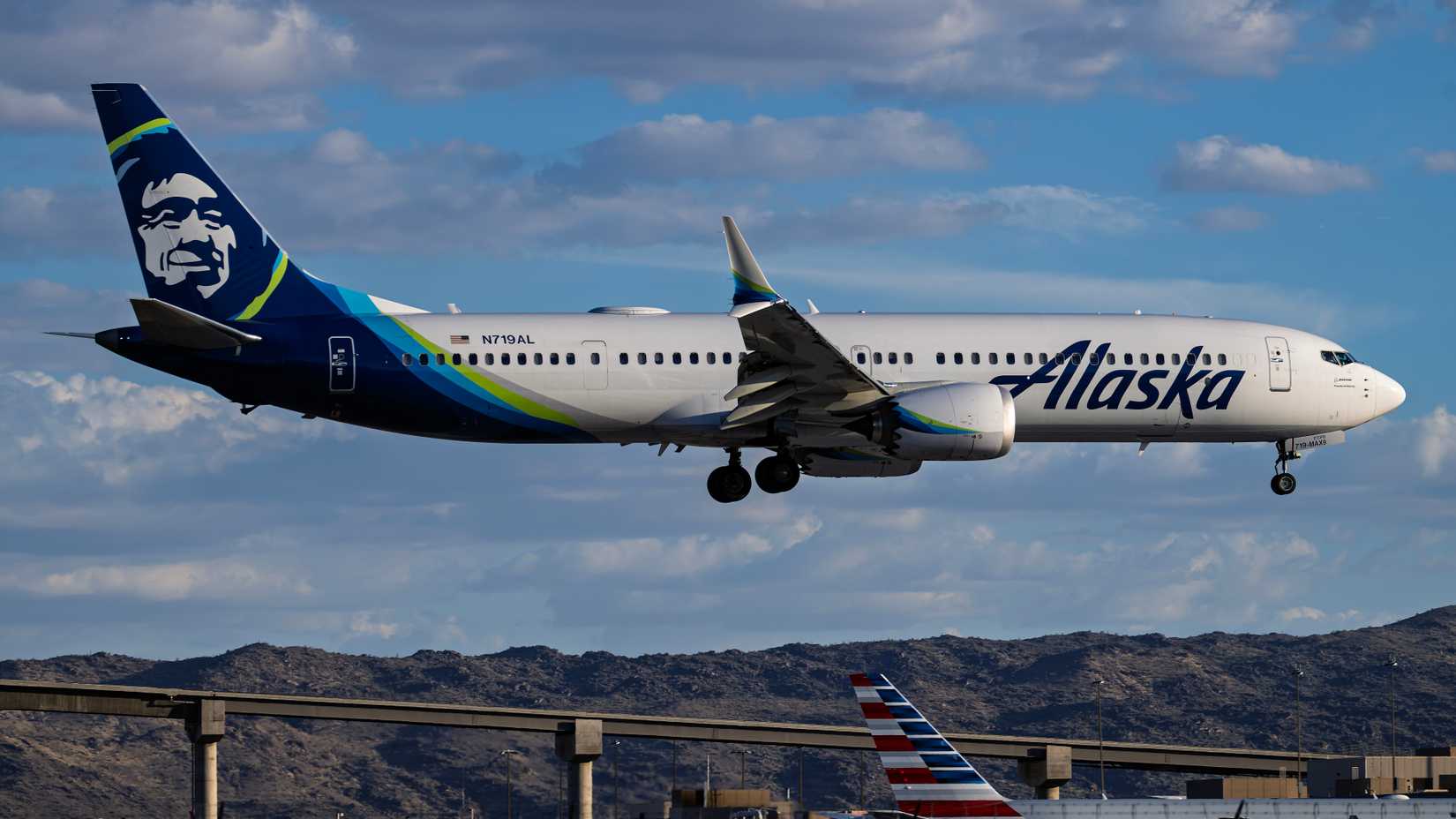 Alaska Airlines Boeing 737-Max9 N719AL arrival into Phoenix Sky Harbor Intl. Airport.-1