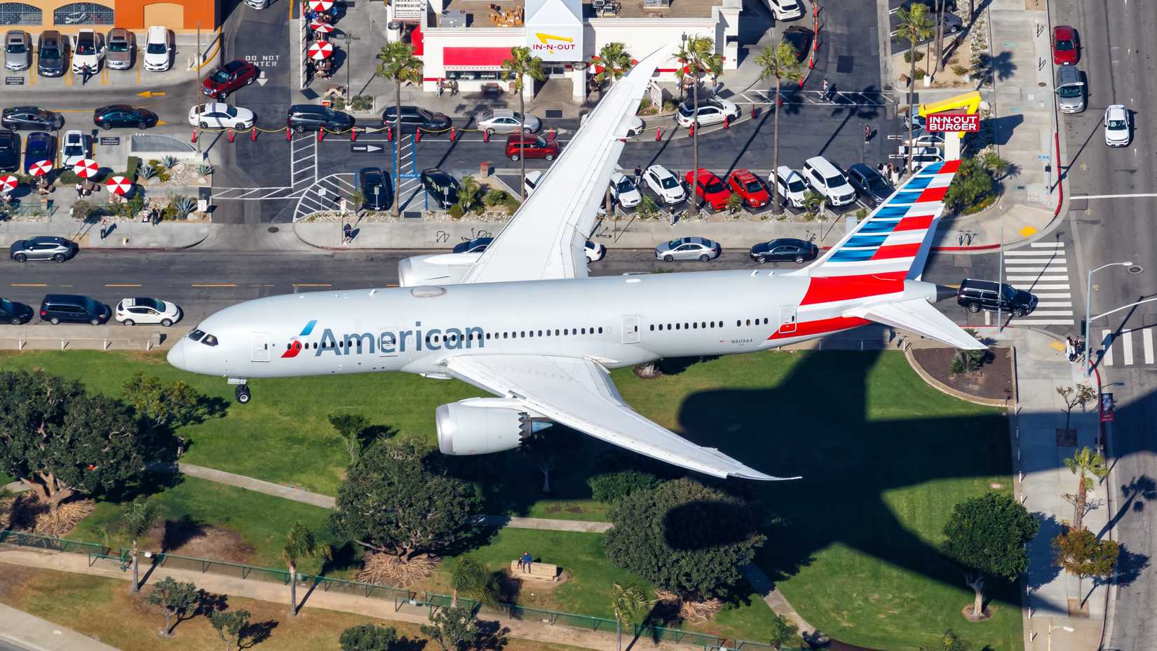 American Airlines Boeing 787-8 landing at LAX shutterstock_2228950621