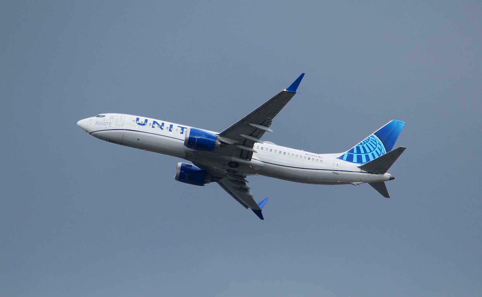 An United Airlines Boeing 737 MAX 8 in the Aviate Livery Departs from BNA-1
