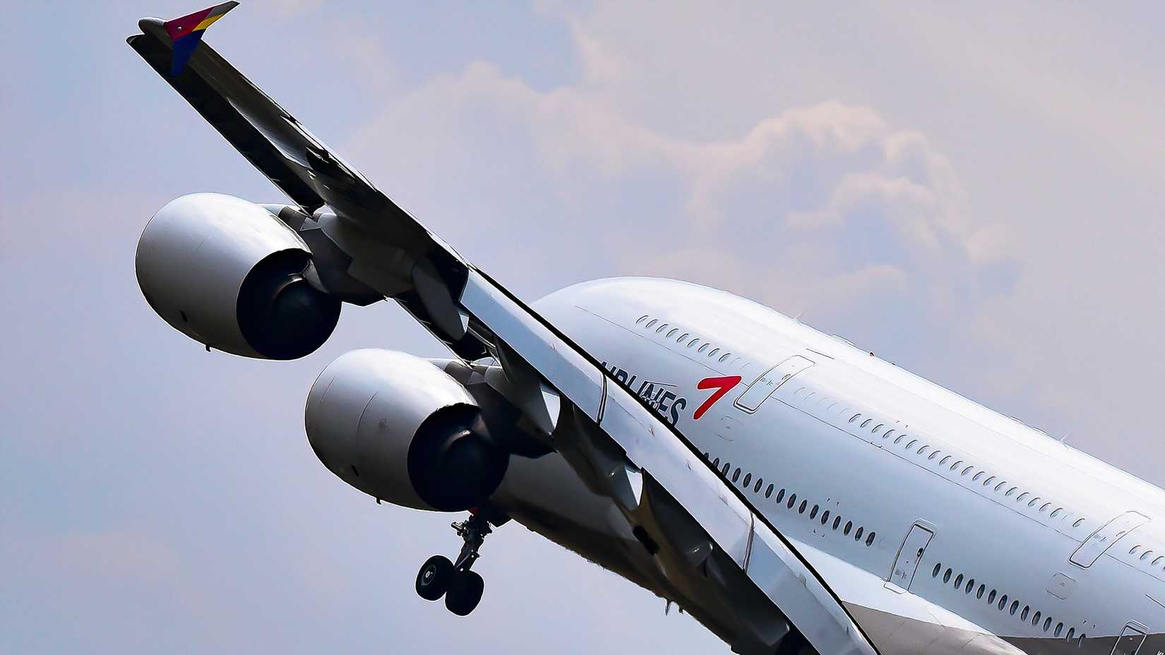 Asiana Airbus A380 tight turn