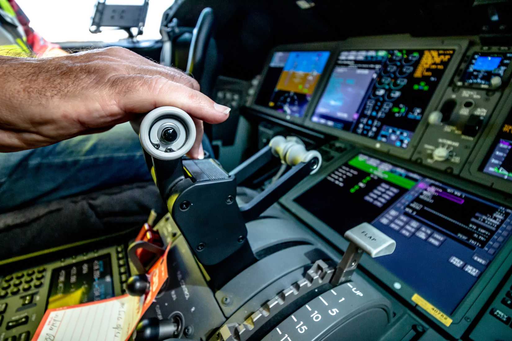 A Look At The Cockpit Of A Boeing 787