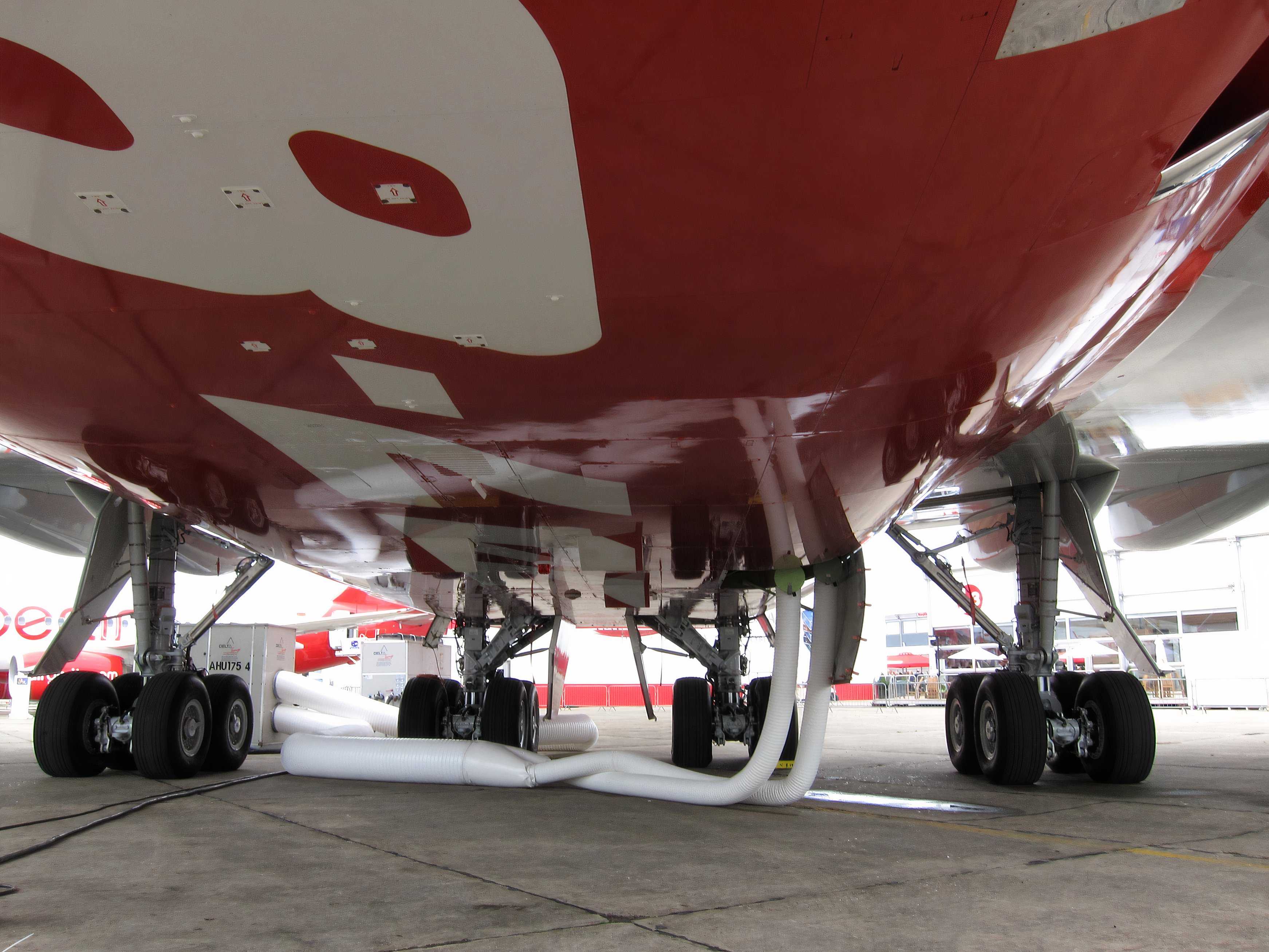 747 Rear Gear Why The Boeing 747's Main Gear Needs 16 Tires