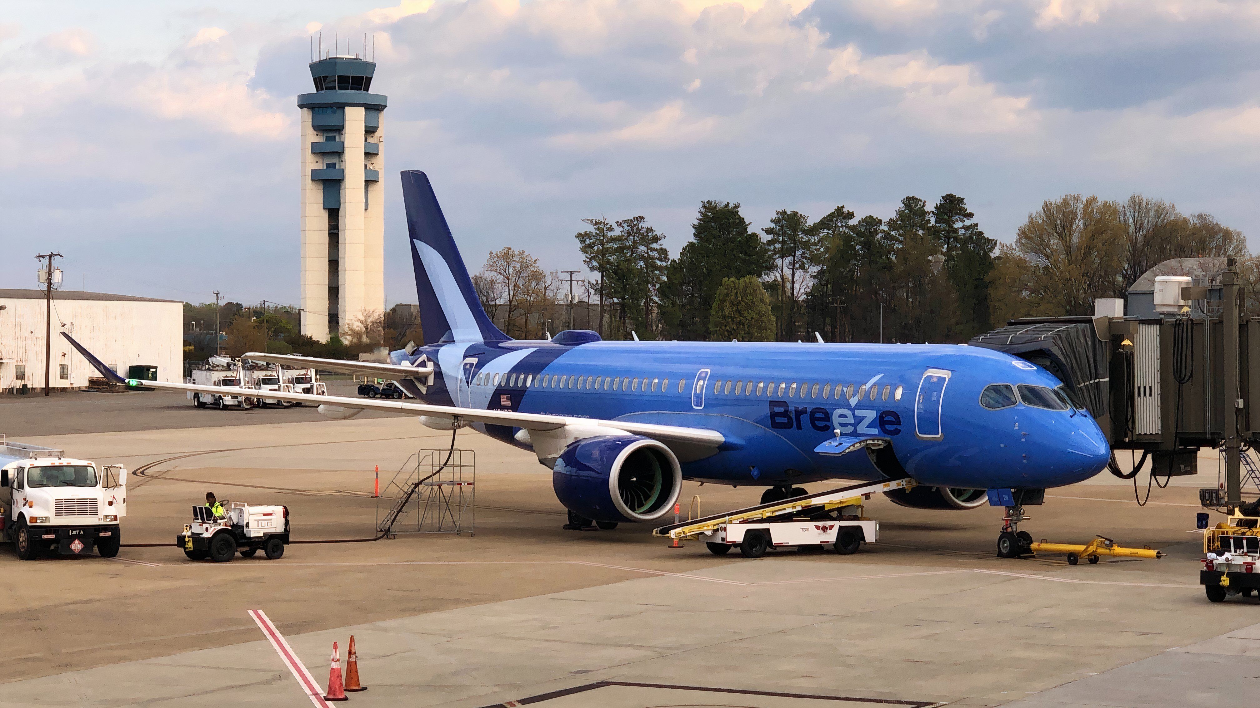 Breeze Airways Snatches 5 Routes From Avelo: West Coast Showdown