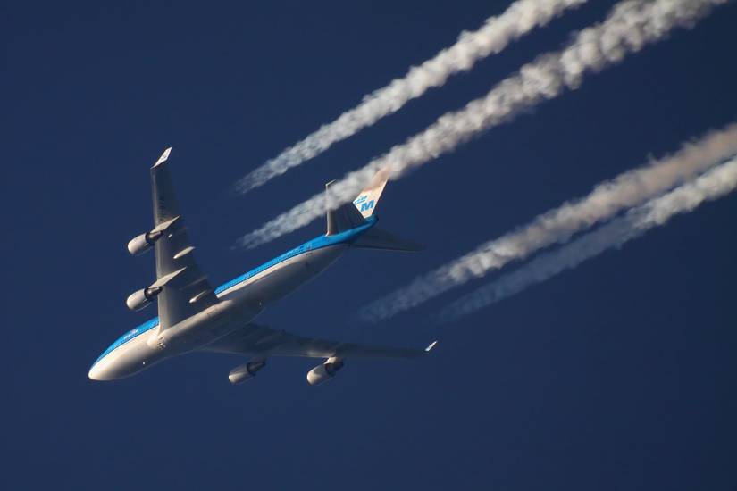 Contrails_of_KLM_Boeing_747-400_over_Khimki_22-Oct-2011
