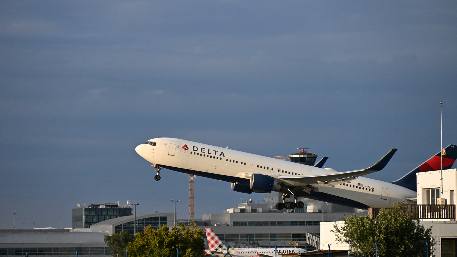 "Data Privacy Concerns": Delta Air Lines Facing Backlash From US Lawmakers About Using AI Ticket Pricing