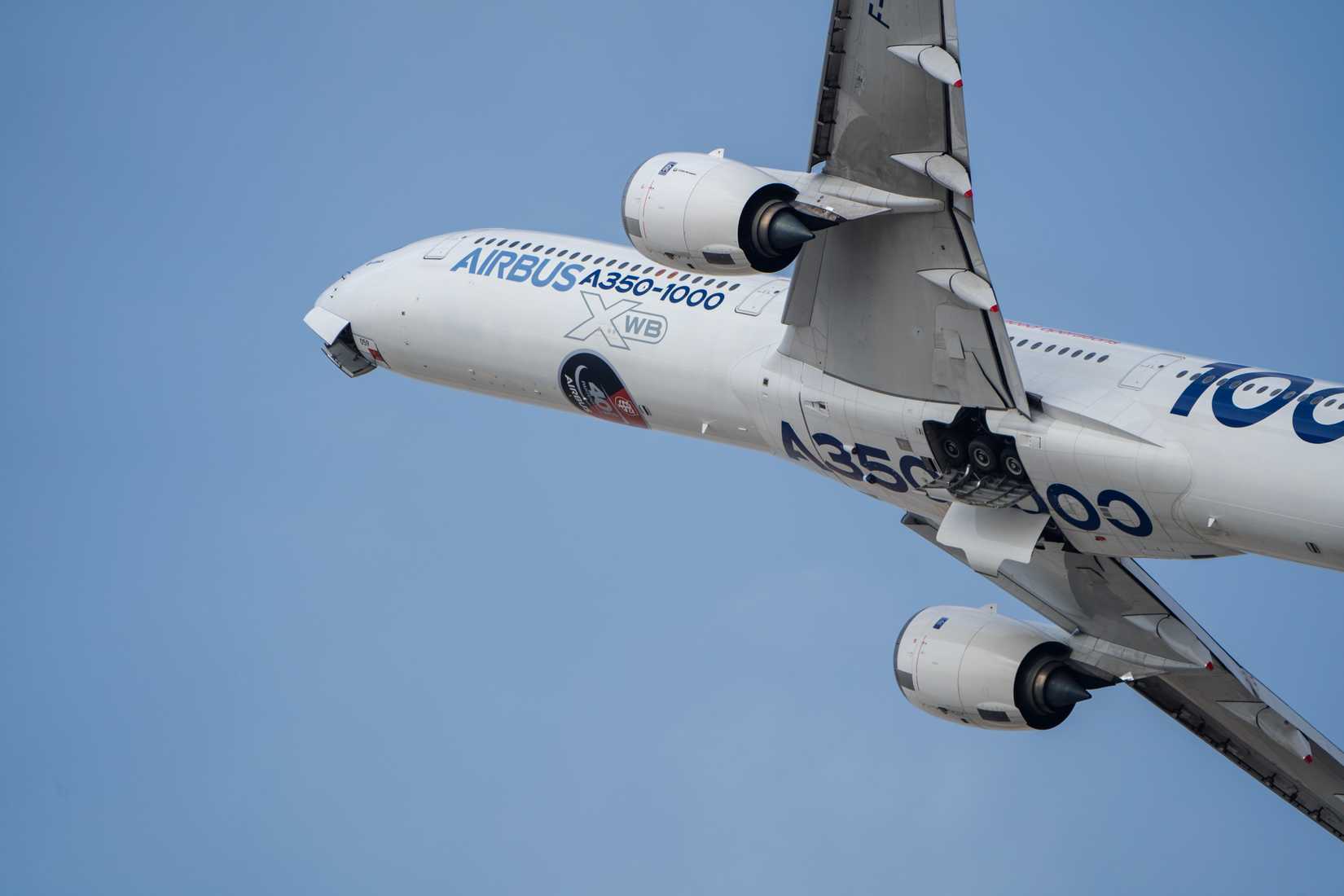 Dubai Airshow 2023 Day 4 - A350-1000 Flying