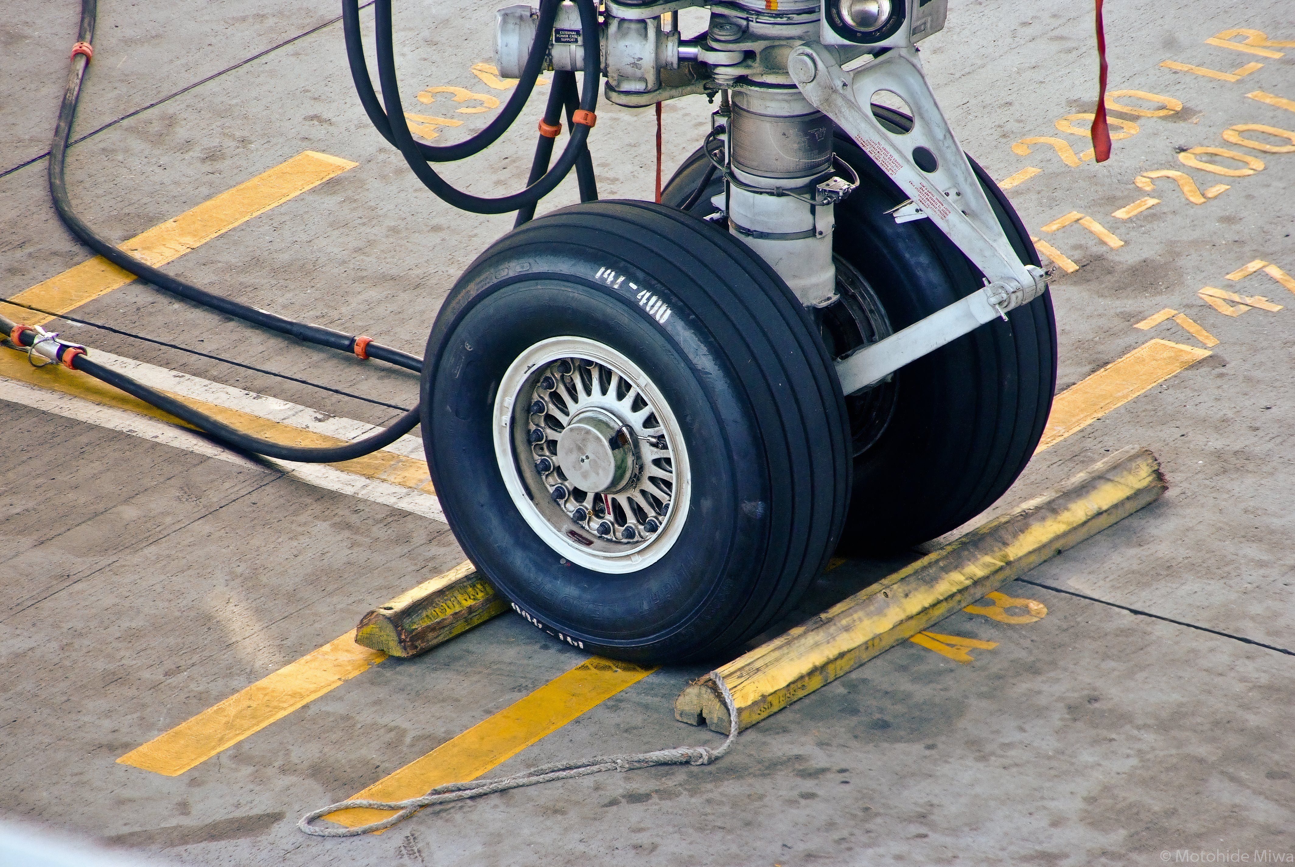 Why The Boeing 747's Main Gear Needs 16 Tires