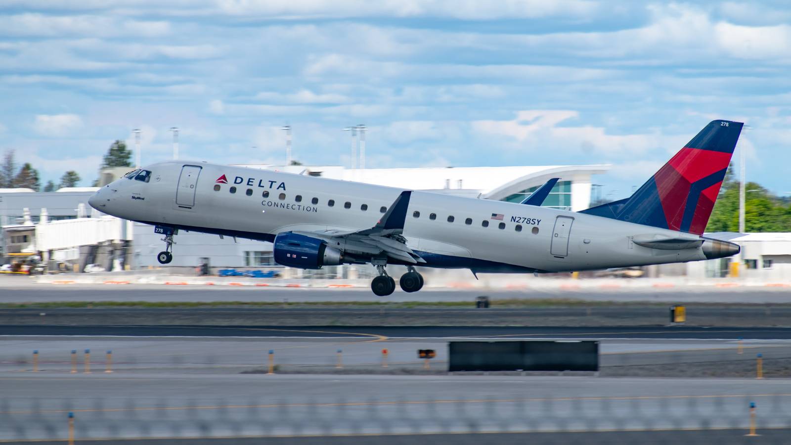 SkyWest Pilot On Delta Flight 3788 Reveals Close Call With U.S. Air Force B‑52