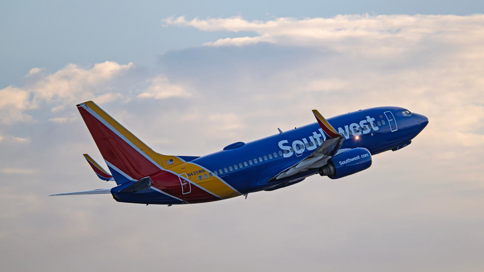 Southwest Airlines Boeing 737-700 N435WN runway 8 departure from Phoenix Sky Harbor Intl__jpg_Cropped_1