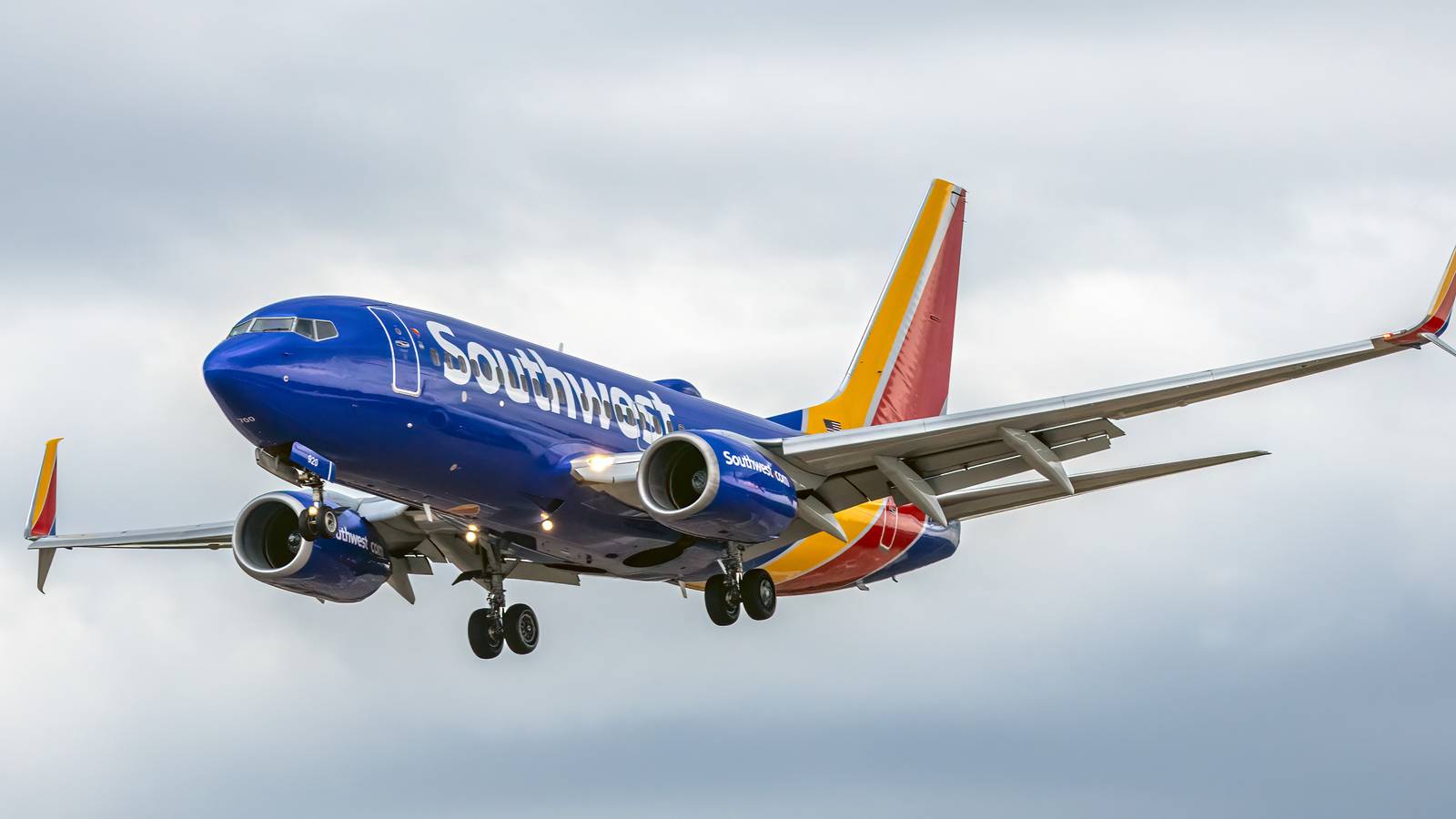 Southwest Airlines Boeing 737-700 Rapidly Dives 475 Feet To Avoid Midair Collision With Fighter Jet