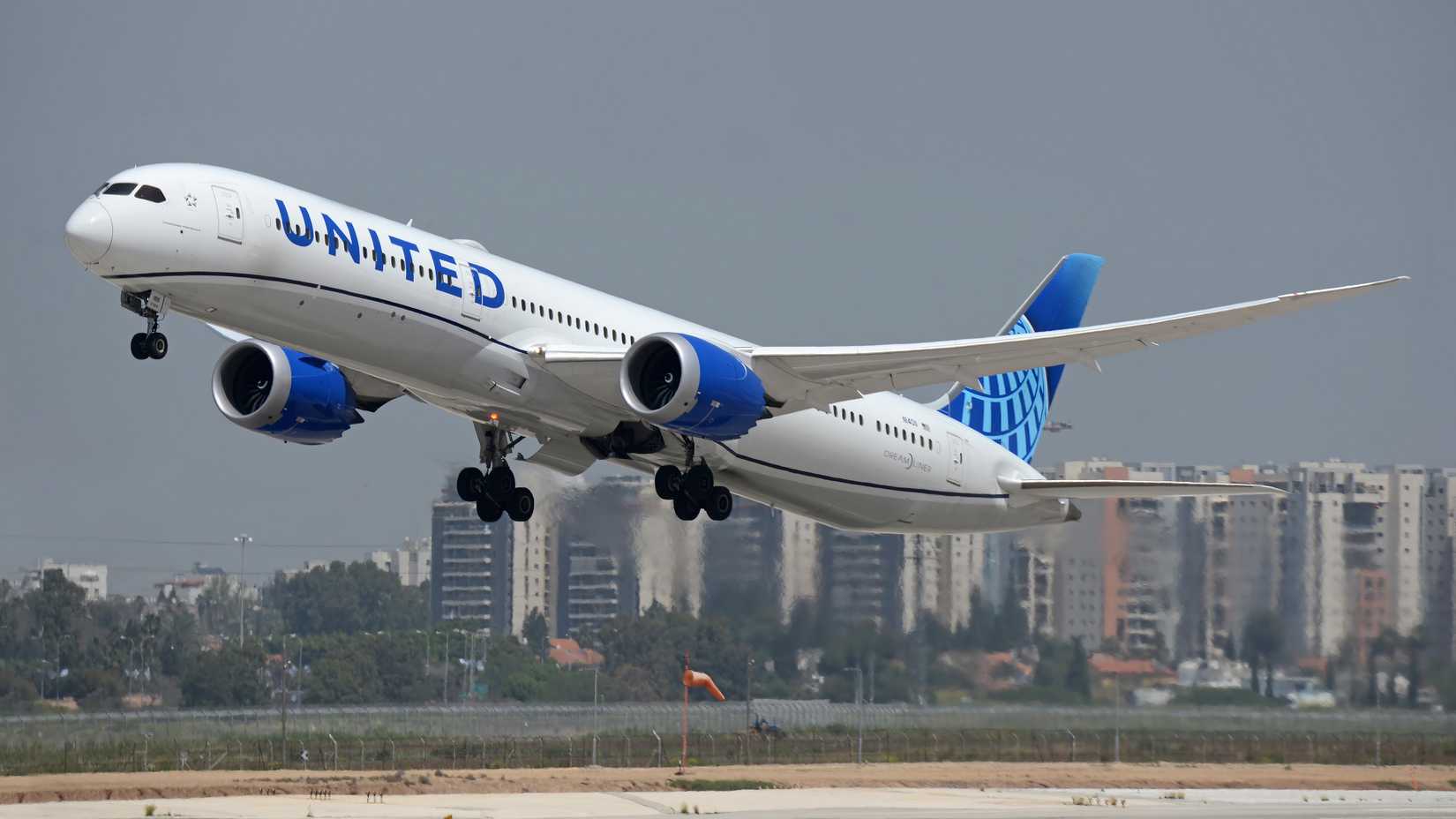 United Airlines Boeing 787-10 taking off