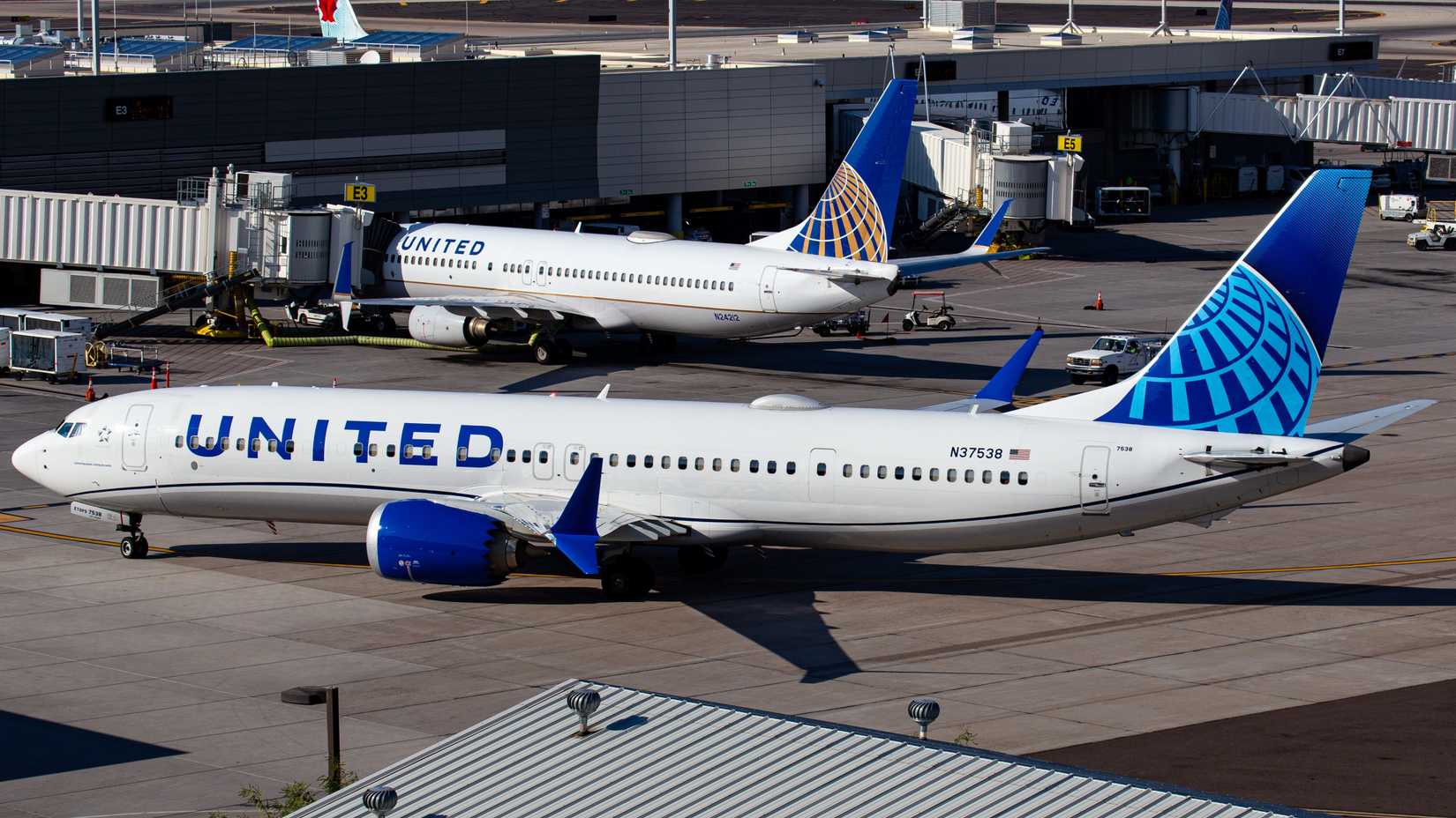 United Airlines passenger plane Boeing 737-9 taxiing to gate at Phoenix Sky Harbor International Airport (PHX)