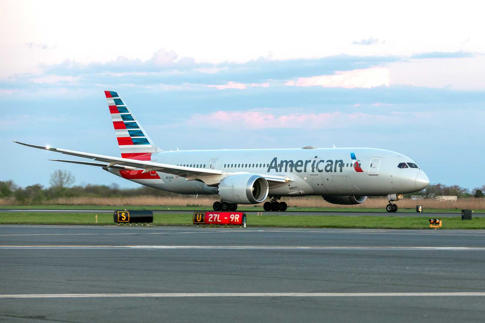 American Airlines 787 Dreamliner taxis at PHL.
