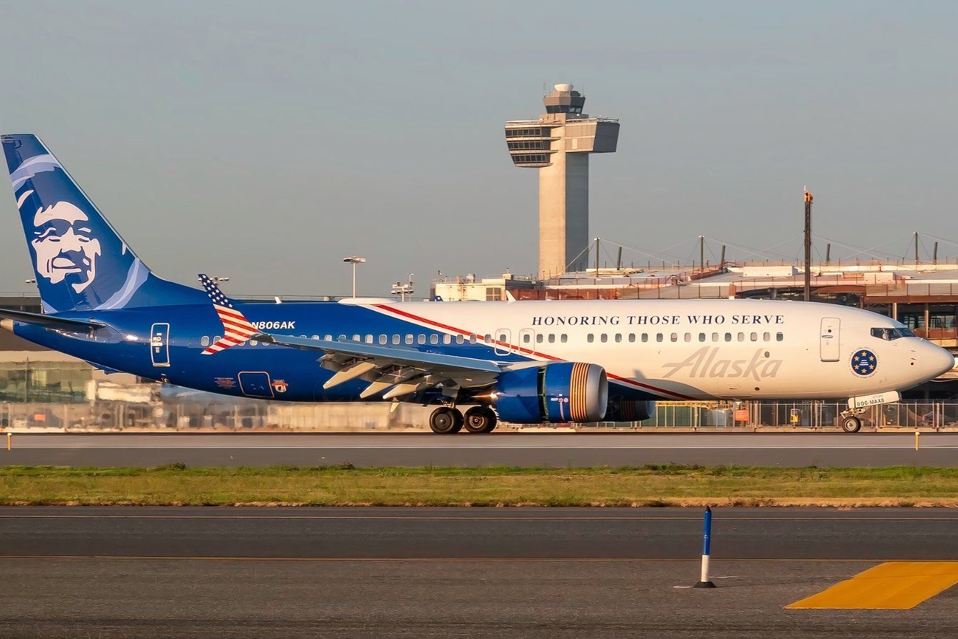 AS 7M8 N806AK cropped