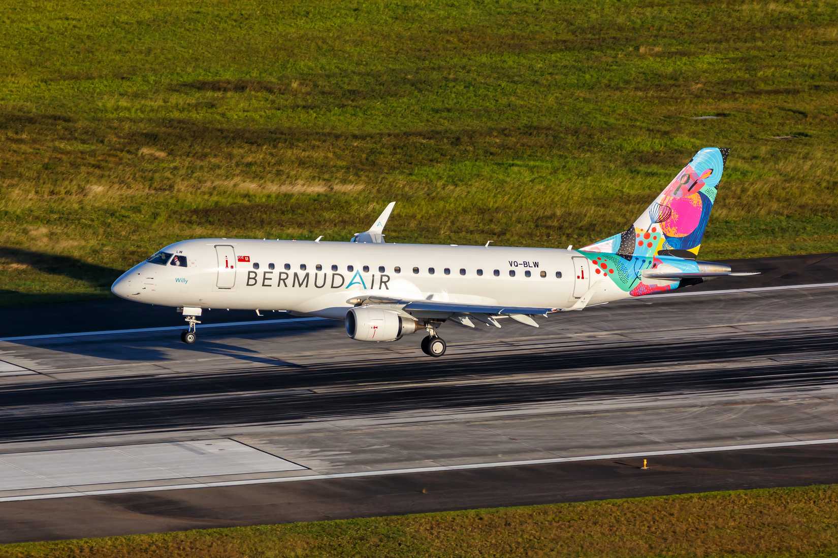 BermudAir Embraer E175 landing