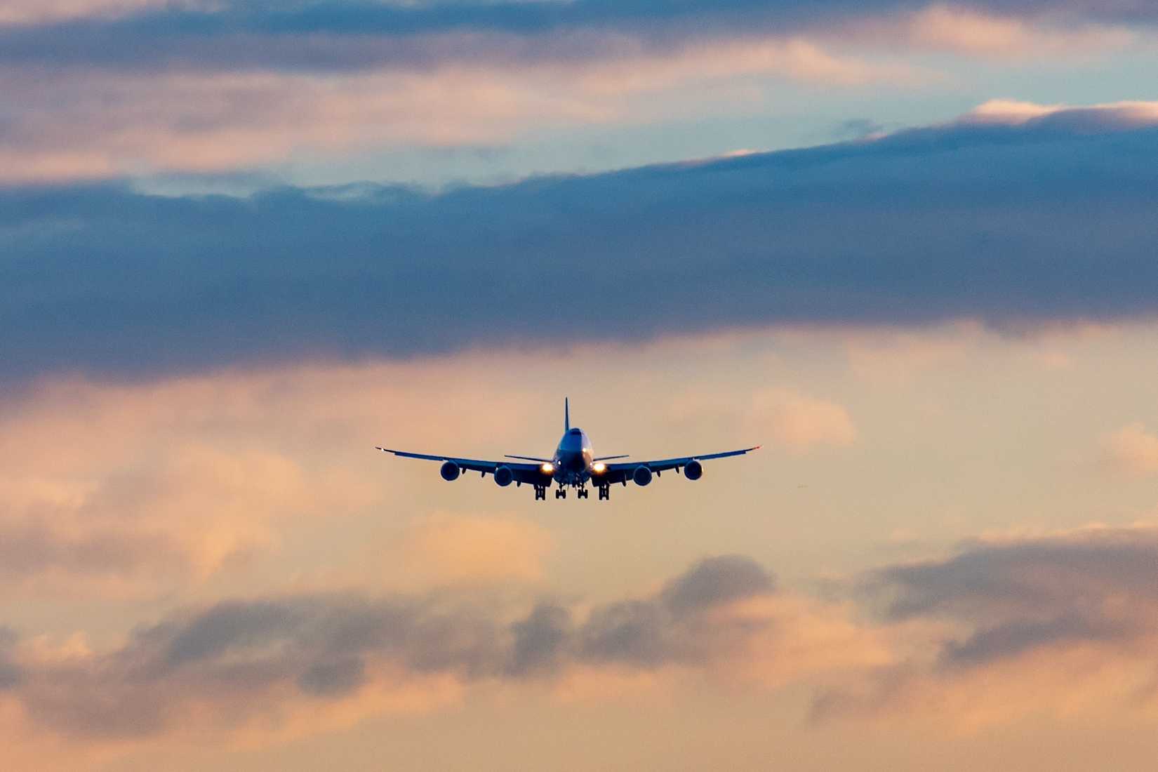Boeing 747 on final approach to land at Philadelphia International Airport (PHL)