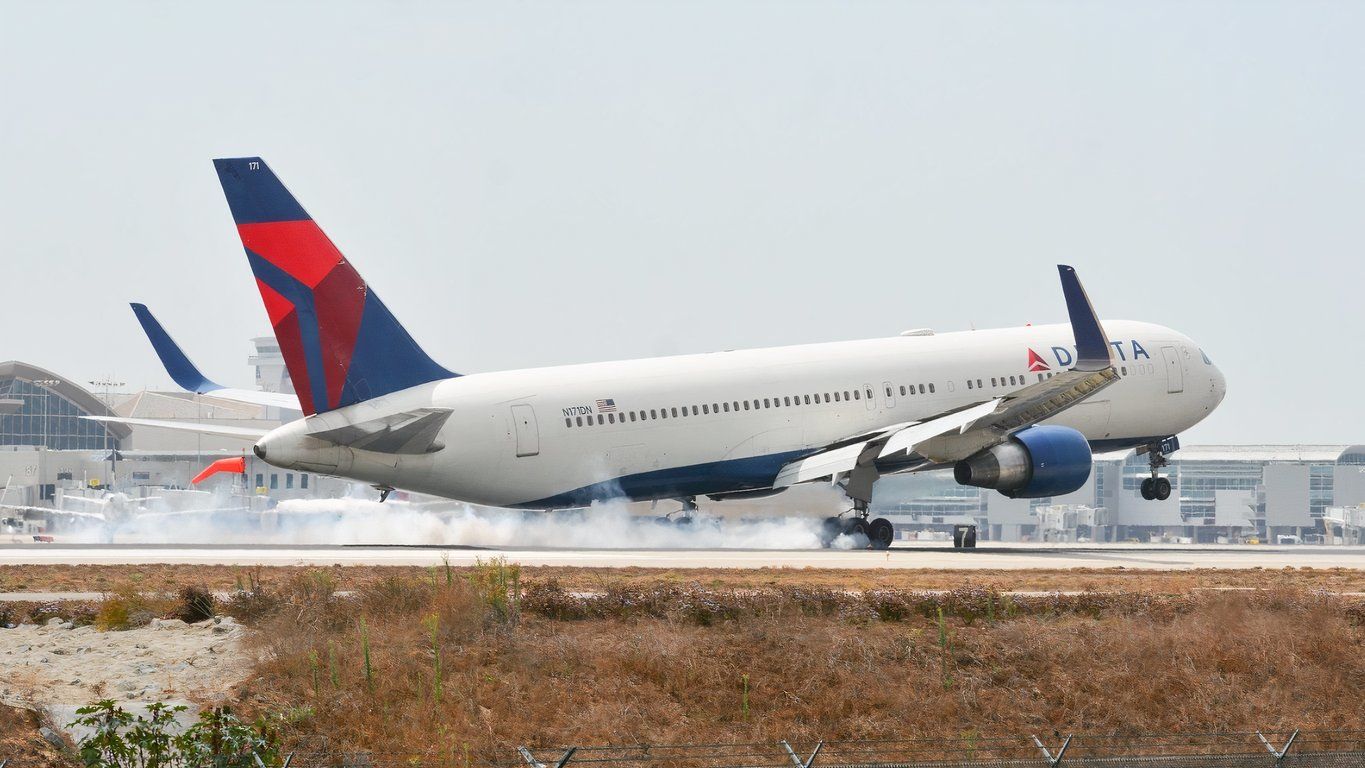 Delta Boeing 767-300ER LAX-1