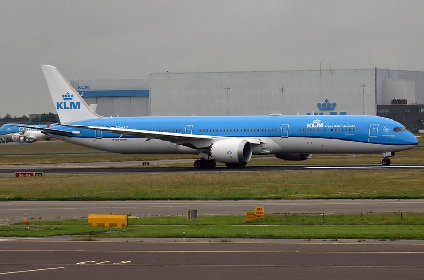 KLM 787-10 at AMS