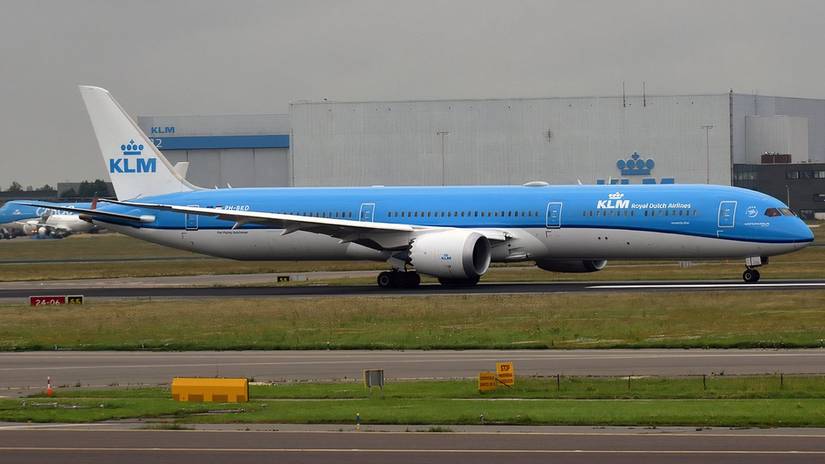 KLM 787-10 at AMS1