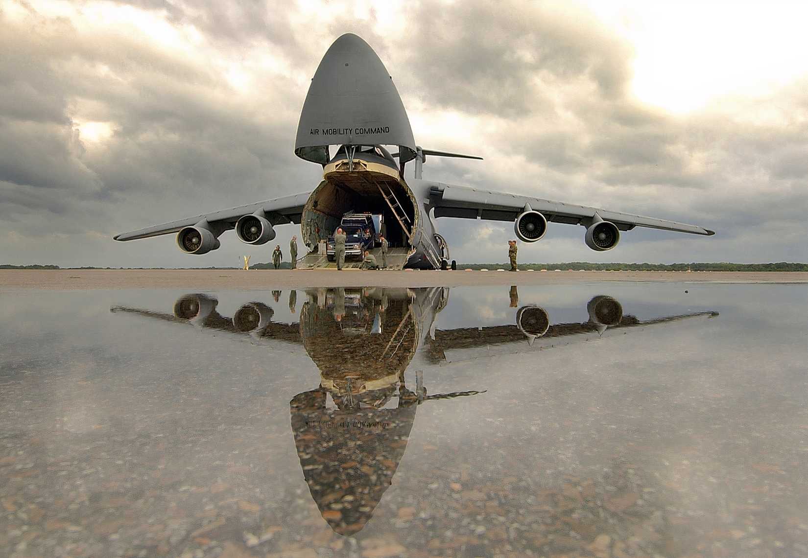 Lockheed_C-5_Galaxy_loading_135