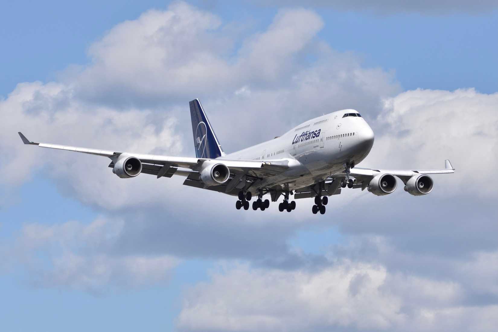 Lufthansa Boeing 747-400 Landing In Toronto