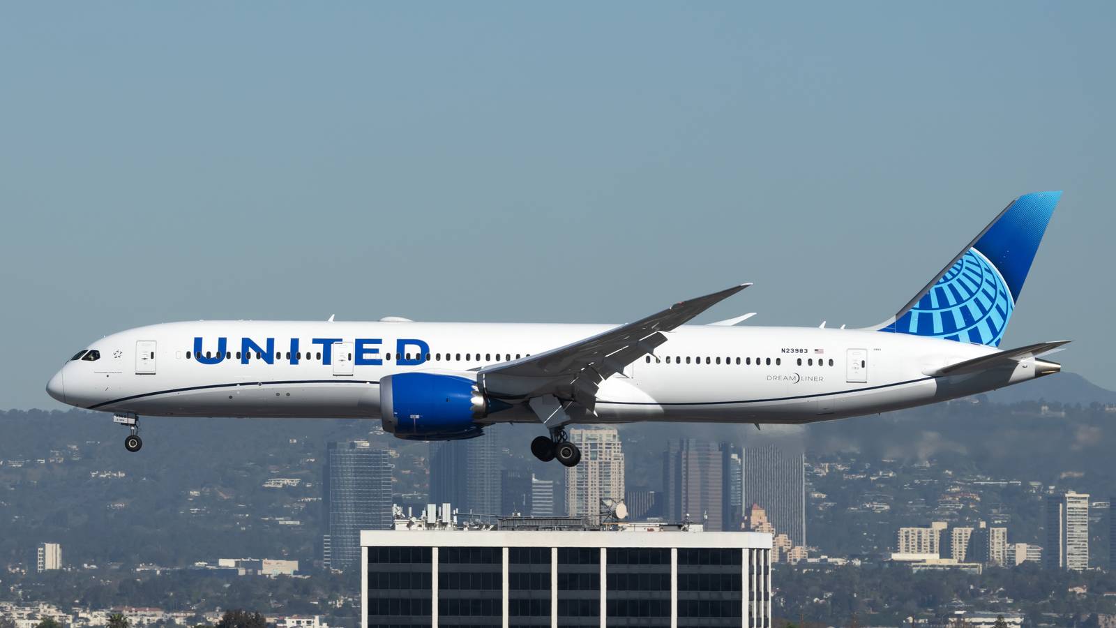 United Airlines Boeing 787 Diverts To Newark After Cabin Smoke Report