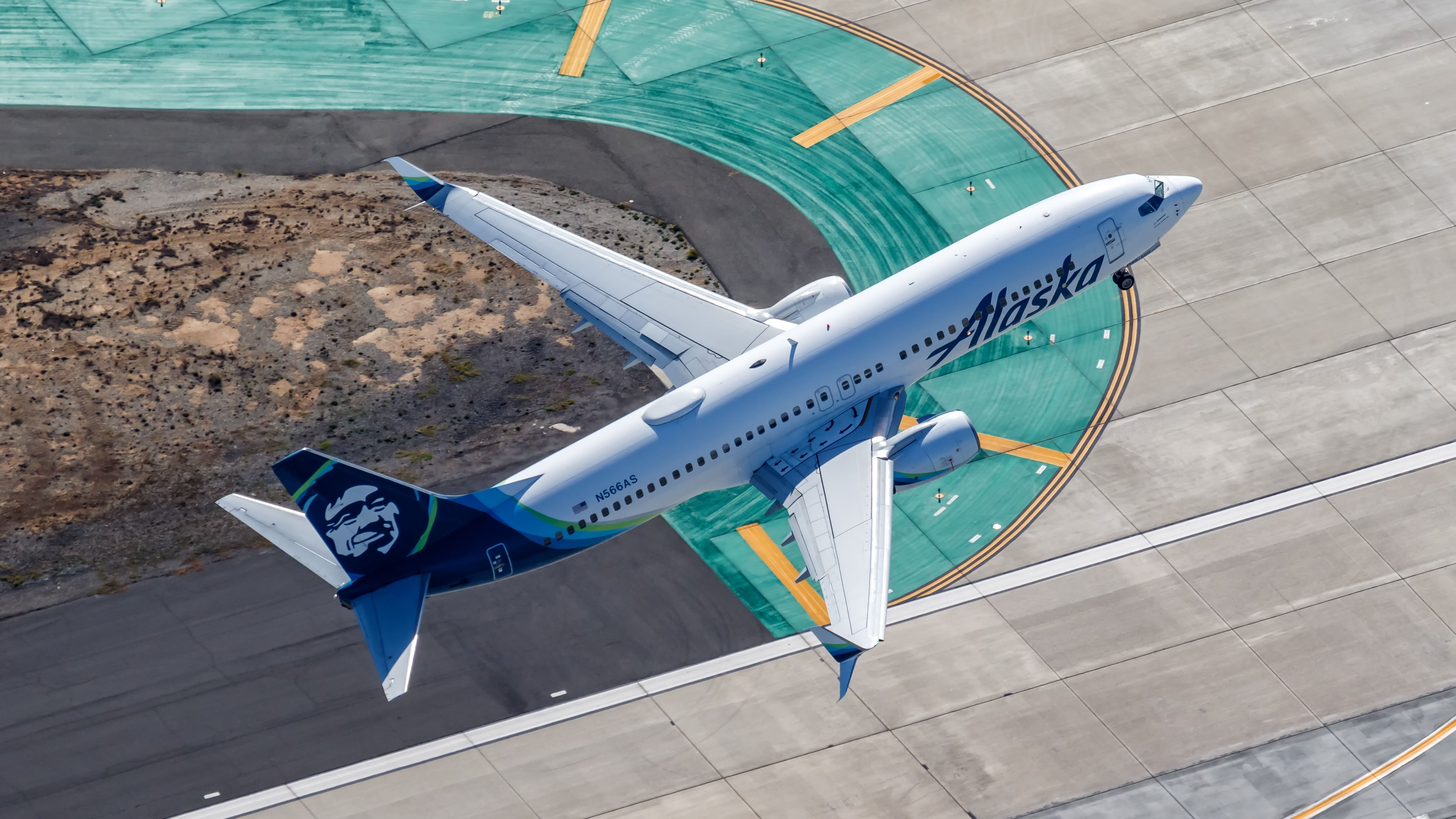 Revealed: Alaska Airlines Completes 1st Boeing 737 With New