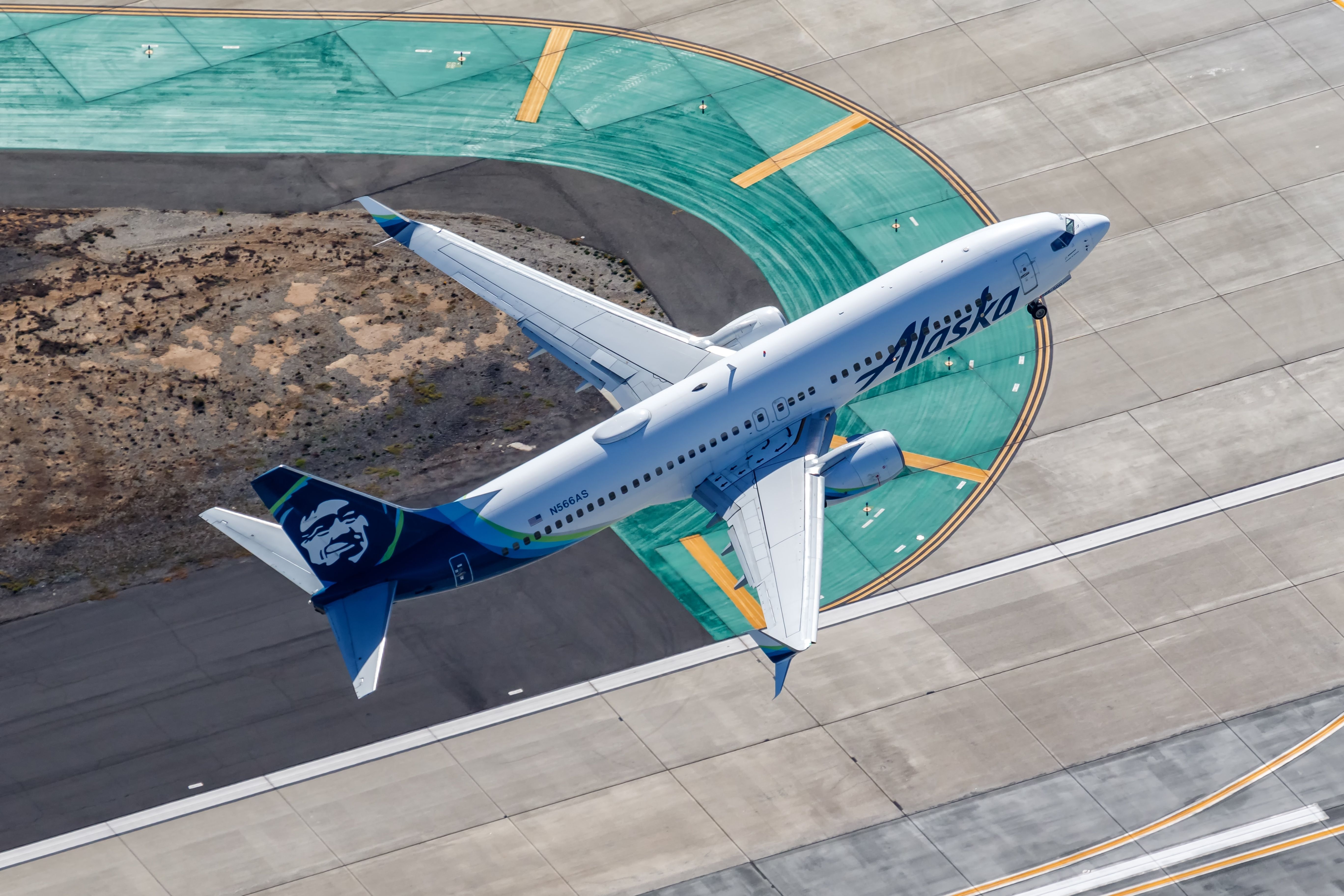 An Alaska Airlines Boeing 737-800 taking off