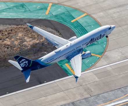 An Alaska Airlines Boeing 737-800 taking off
