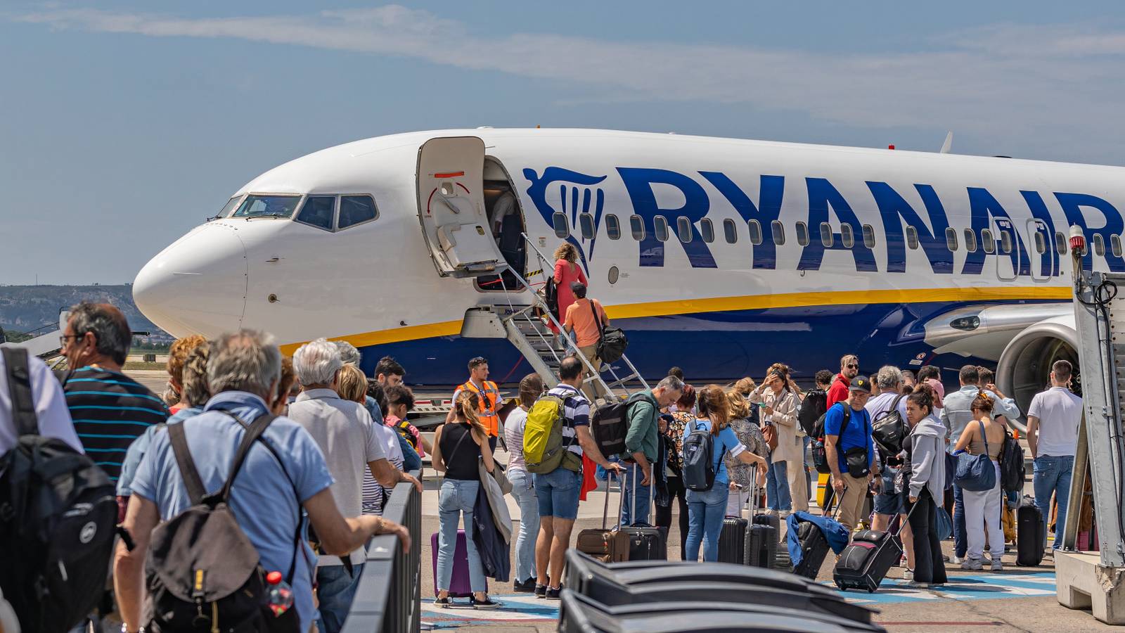 Ryanair To Pay Staff More For Spotting Oversized Bags