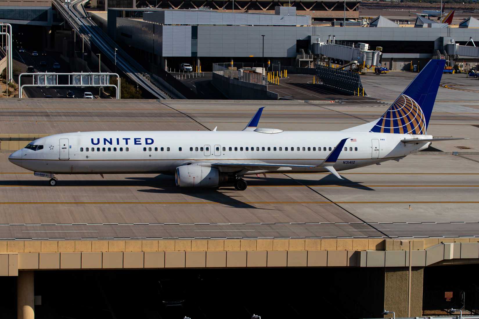 United 737-900 Taxiing