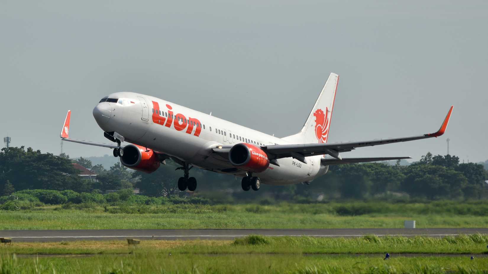 Lion Air, PK-LGU, Boeing 737-9GP(ER), rotating after takeoff roll from runway 26 of Adi Soemarmo Airport