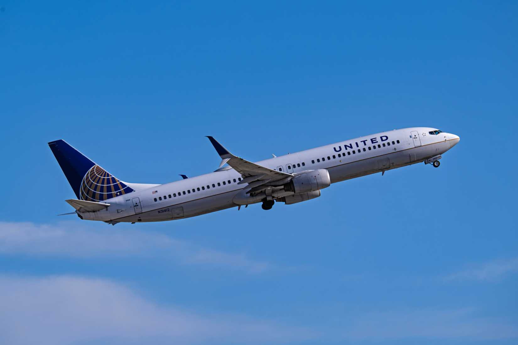 United 737-900 Taking Off