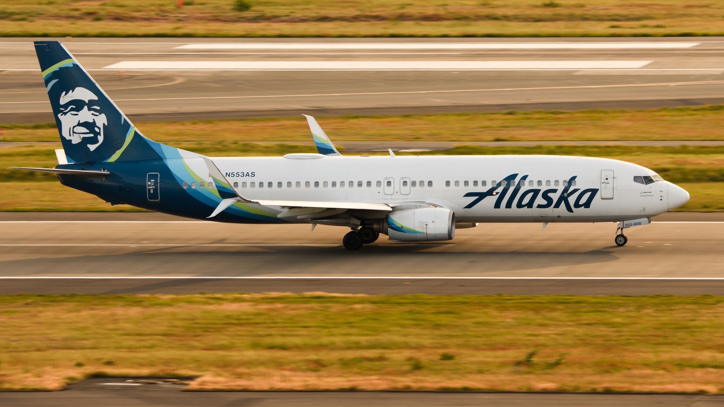 An Alaska Airlines Boeing 737 taxiing