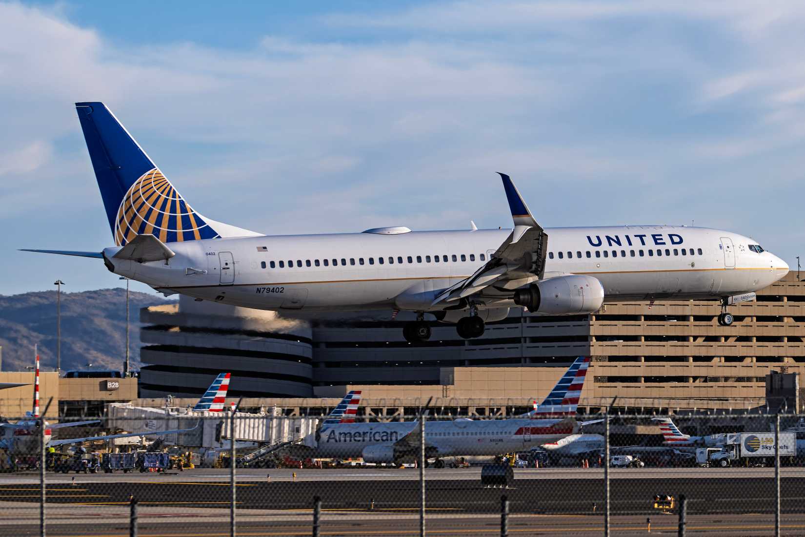 United 737-900 Landing at Phoenix